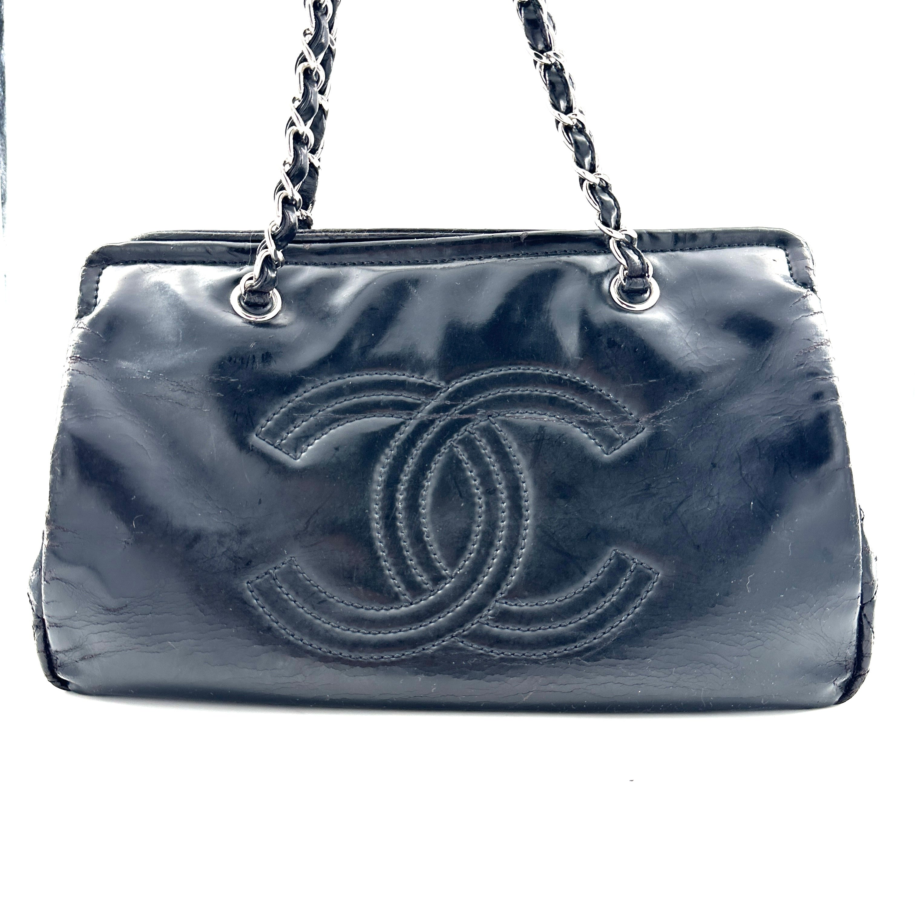 Sac shopping Chanel vintage en cuir verni noir